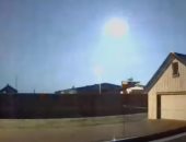 كاميرا مراقبة ترصد لحظة إضاءة نيزك كبير سماء جنوب النرويج.. فيديو
