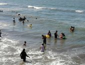 إقبال المصطافين على شواطئ بورسعيد.. وأسعار الشماسى تبدأ من 30 جنيها "فيديو"