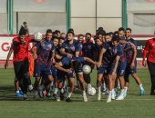  زفة لاعبى الأهلي لـ"العريس" حمدي فتحي بعد ظهوره بالمران .. فيديو وصور 