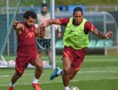 مين يكسب؟.. صراع قوي بين محمد صلاح وفان دايك فى تدريبات ليفربول "فيديو"