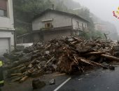 عواصف رعدية وانهيارات أرضية تعزل سكان قرية شمال إيطاليا.. ألبوم صور