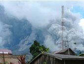 ثوران بركان جبل سينابونج الإندونيسى وانتشار الدخان بارتفاع 4500 متر.. صور