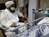 الحبيب على الجفرى يزور الشيخ الإدريسى بمستشفى أسوان الجامعى بعد تعرضه لحادث