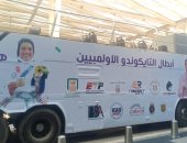 أتوبيس مكشوف فى استقبال هداية ملاك وسيف عيسى بمطار القاهرة.. صور   