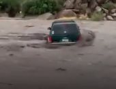 لحظة إنقاذ رجل وابنه علقا داخل سيارة فى مياه الفيضانات بولاية أريزونا.. فيديو