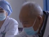 "قديس بالبالطو الأبيض".. قصة طبيب صينى قضى 6 عقود فى علاج المرضى