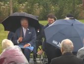 رئيس وزراء بريطانيا يتعرض لموقف طريف بسبب مظلة وسط ضحك الأمير تشارلز.. فيديو