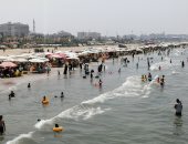 سفن عابرة ومياه هادئة..شاطئ بورسعيد كامل العدد وسط أجواء ترفيهية (لايف وصور)