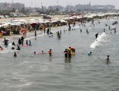 شاطئ بورسعيد كامل العدد.. عشرات الآلاف فى مياه البحر المتوسط