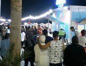 كورنيش مطروح ليلا شكل تانى.. متعة التمشية وأجواء بهجة المصيف (فيديو لايف)