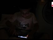 طفل القمر عايش فى الضلمة ومحروم من الشمس.. عمرو مصاب بمرض جلدى نادر "فيديو"