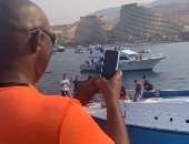 موسيمانى يبادل جماهير الأهلي التحية على شاطئ السويس .. فيديو