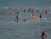 سيلفى البحر.. أبرز مظاهر الفرحة والسعادة على شاطئ بورسعيد.. لايف وصور