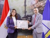 محافظ دمياط تكرم مدير مديرية الصحة وعددا من العاملين بالقطاع والأطقم الطبية