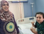 والدة الطفلة الفلسطينية "بيان": الأطباء أكدوا أنها تعانى من مرض شبيه بالصدفية