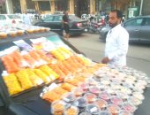 جدعنة المصريين.. شاب يحول سيارته إلى معرض حلويات للإنفاق على أسرته "فيديو"