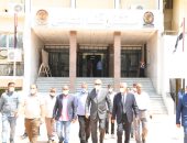 محافظ قنا يصطحب مواطنة بسيارته إلى المستشفى الجامعى للوقوف على مشكلتها