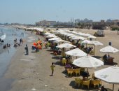 إقبال كبير من المصيفين على شواطئ بورسعيد هربا من ارتفاع درجات الحرارة.. صور
