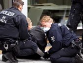 وفاة أحد متظاهرى "التفكير الجانبى" بألمانيا بعد احتجازه.. والادعاء: بسبب أزمة قلبية