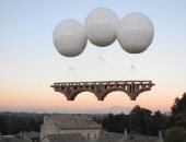 فنان فرنسي يبني جسور ضخمة من الكرتون تطفو في السماء .. ألبوم صور