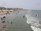 تزاحم المصيفين على شواطئ بورسعيد هرباَ من ارتفاع درجات الحرارة.. لايف وصور