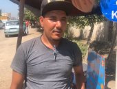 "أحمد" شاب يكافح من أجل لقمة العيش ببيع التين الشوكى على طريق المحلة.. فيديو