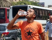 المية تروى الحران.. العصائر والماء البارد سلاح المصريين لمواجهة الحر