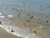 إقبال كبير على شواطئ بورسعيد هربا من ارتفاع حرارة الجو.. فيديو