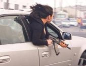 سيدة تحمل كلاشنكوف فى سيارة تثير الرعب بكاليفورنيا.. اعرف حكايتها "فيديو وصور"