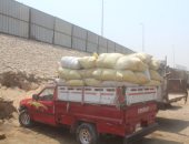 ضبط 6 سيارات نقل لإلقائها القمامة والمخلفات بالطرق والمحاور في الجيزة.. صور