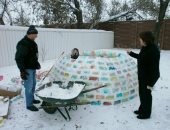 حبًا في الشتاء.. رجل يبني كوخ إسكيمو في البيت باستخدام علب الحليب.. ألبوم صور