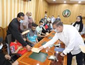 محافظ المنوفية يسلم مساعدات لعدد من الحالات الإنسانية: "بابي مفتوح للجميع"