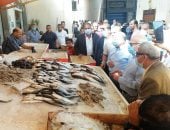 وزير التنمية المحلية يطلع على الأسعار بسوق الأسماك و"بازار بورسعيد" .. صور