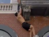 شاب دنماركي يتسلق جدران وشرفات المنازل على طريقة سبايدر مان.. فيديو