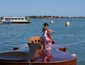 تكريمًا لضحايا كورونا بإيطاليا.. عزف موسيقى على متن قارب بشكل آلة كمان.. صور