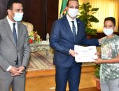 محافظ الفيوم يُسلم شهادات دورات التدريب للعاملين بمجالى "السياحة والحرف اليدوية"