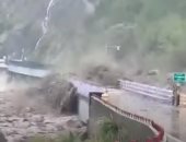 لحظة انهيار جسر فى تايوان بسبب قوة فيضانات قادمة من إعصار لوبيت.. فيديو