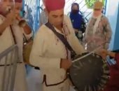 مركز تلقيح تونسي يستقبل الراغبين في الحصول على اللقاح بالطبل والمزمار.. فيديو