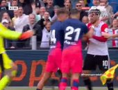 سيميوني يوبخ كاراسكو بعد مشاجرته فى مباراة أتلتيكو مدريد وفينورد