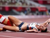 انهيار عداءة بريطانية بعد سباق 10 آلاف متر فى أولمبياد طوكيو.. صور