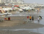 حالة مد في شاطئ بورسعيد وارتفاع خفيف للأمواج وإقبال من الأهالى على البحر.. لايف