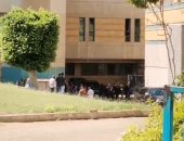 لحظة خروج جثمان دلال عبد العزيز من المستشفى لأداء صلاة الجنازة.. فيديو