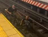 "شهامة راكب" رجل ينقذ معاقا سقط بكرسيه على شريط مترو بمحطة نيويورك .. فيديو
