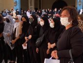 بكاء لا يتوقف لـ دنيا وإيمي سمير غانم في جنازة والدتهما دلال عبد العزيز.. فيديو