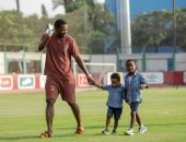 أجاى يصطحب أطفاله للتتش وأكرم توفيق يظهر بالنظارة فى مران الأهلى.. صور