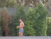 ميسي يستمتع فى منزله ببرشلونة والجماهير تنتظره فى باريس.. فيديو