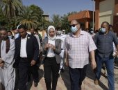 محافظ أسيوط يتابع الأعمال الإنشائية والخدمية ويكرم القائمين على "حياة كريمة"