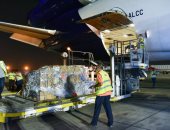 وصول أولى شحنات لقاح كورونا "جونسون" لمطار القاهرة الدولى.. صور