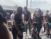 ميسي يغادر مطار برشلونة متوجهاً إلي باريس.. فيديو 