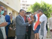 محافظ سوهاج يتابع سير العمل بمشروعات "حياة كريمة" بقريتى كوم بدار والزوك الغربية